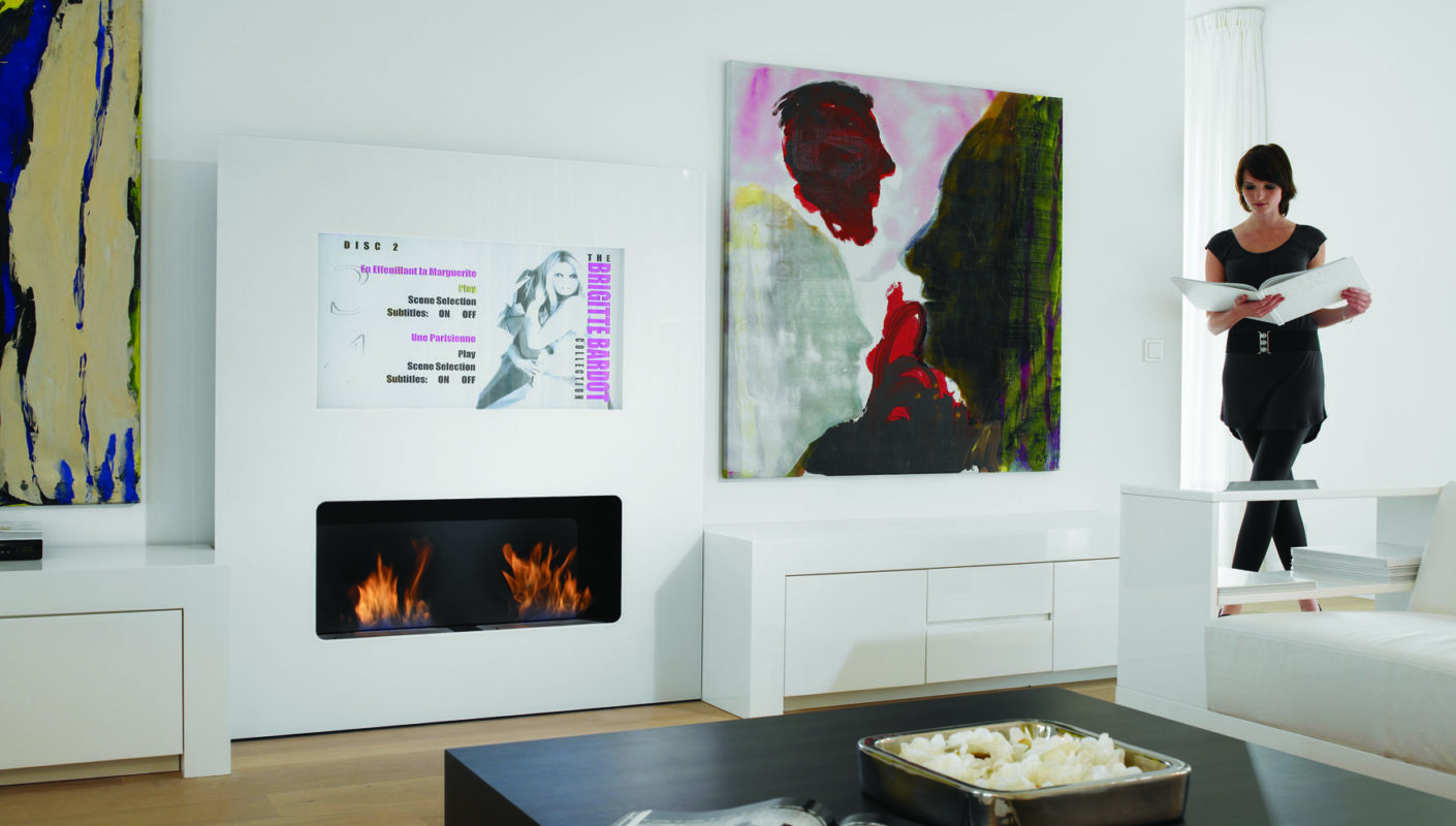 Safretti Double Vision Ethanol-Kamin mit Fernseher in Wohnzimmer